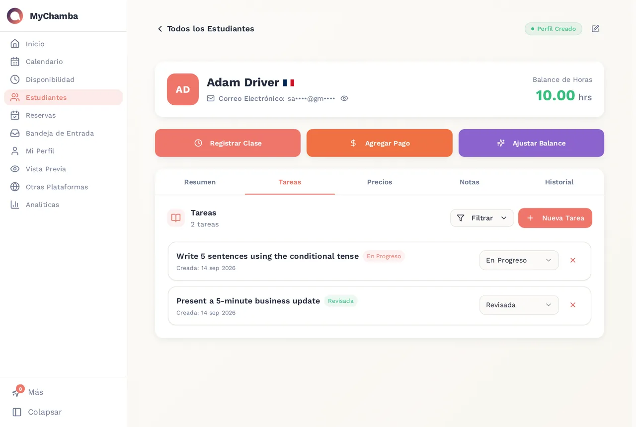La página de un estudiante en MyChamba: el balance de horas arriba y, debajo, dos tareas, una marcada En Progreso y otra Revisada.