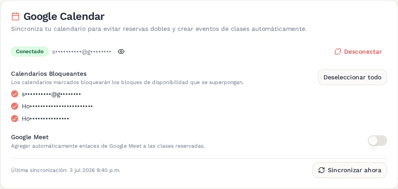 La tarjeta de Google Calendar en la página Disponibilidad de MyChamba, con la cuenta de Google conectada, la lista de calendarios bloqueantes con sus casillas, el interruptor de Google Meet y la hora de la última sincronización.